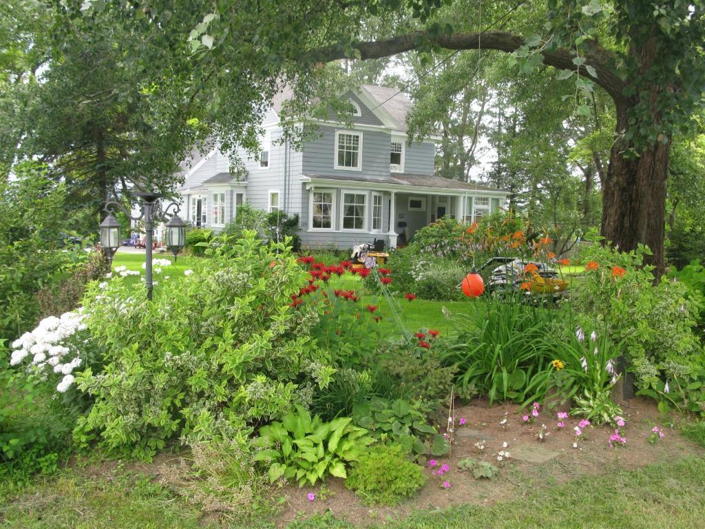 Dragonfly Inn Annapolis Royal Exterior photo